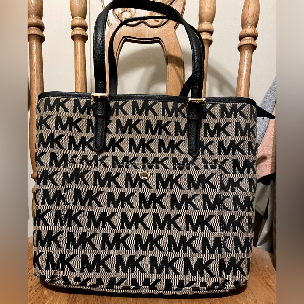 Michael Kors Jet Set Signature Tote Handbag. Beige and Black.